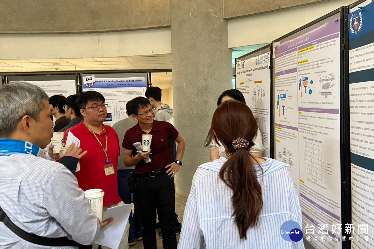 中原大學「台灣應用材料系列課程-先進半導體設備」成果展示,評審委員聆聽學生簡報。