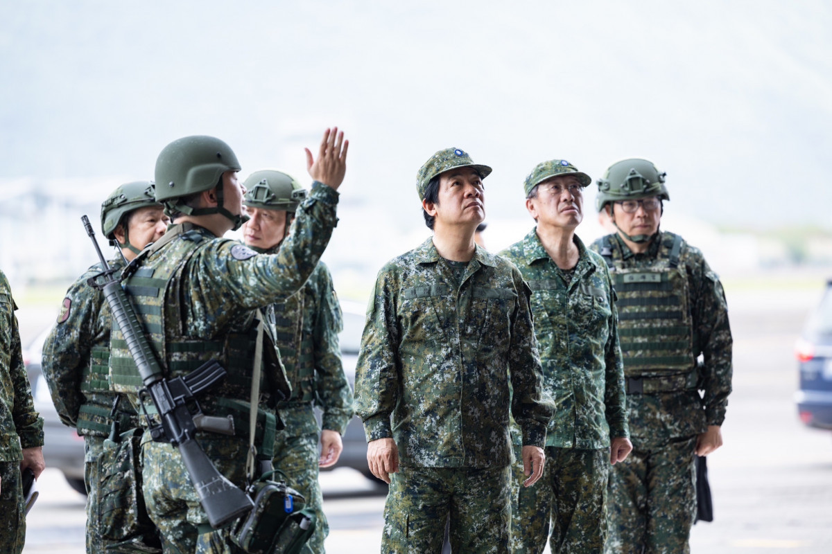 總統賴清德 (中)23日赴花蓮地區,視導漢光演習部隊實兵演練狀況。(圖/總統府Flickr)
