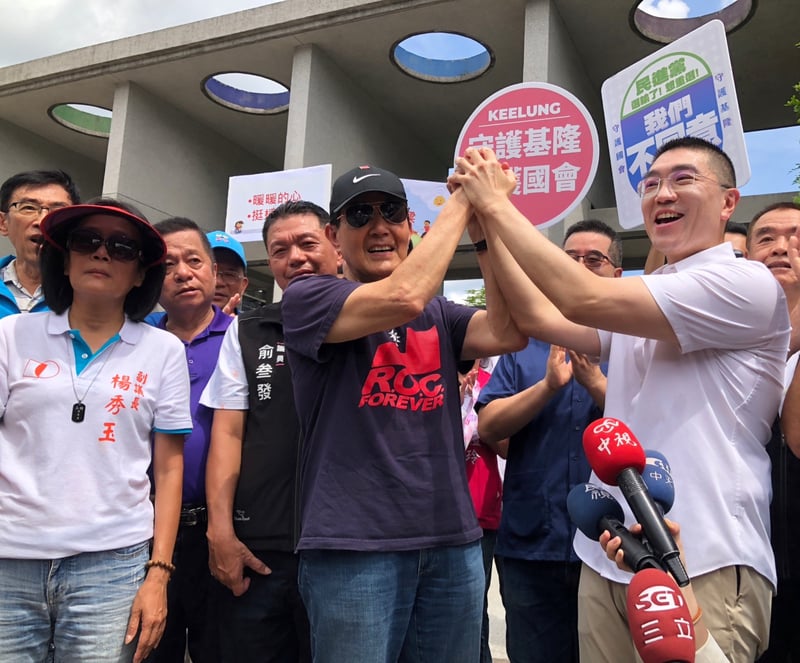 前總統馬英九(前右2)21日到基隆南興市場力挺基隆市長謝國樑(前右1),事後卻發生文宣圖卡「反惡罷、挺善樑」遭改事件。中央社