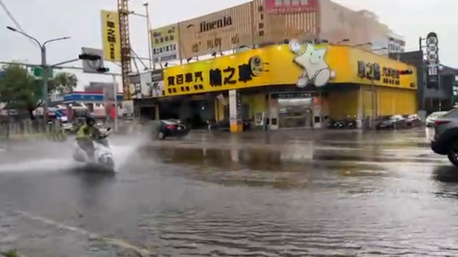 ▲台南永康永大夜市大雨來襲雨水無法及時排出（圖／記者王俊勝 翻攝）