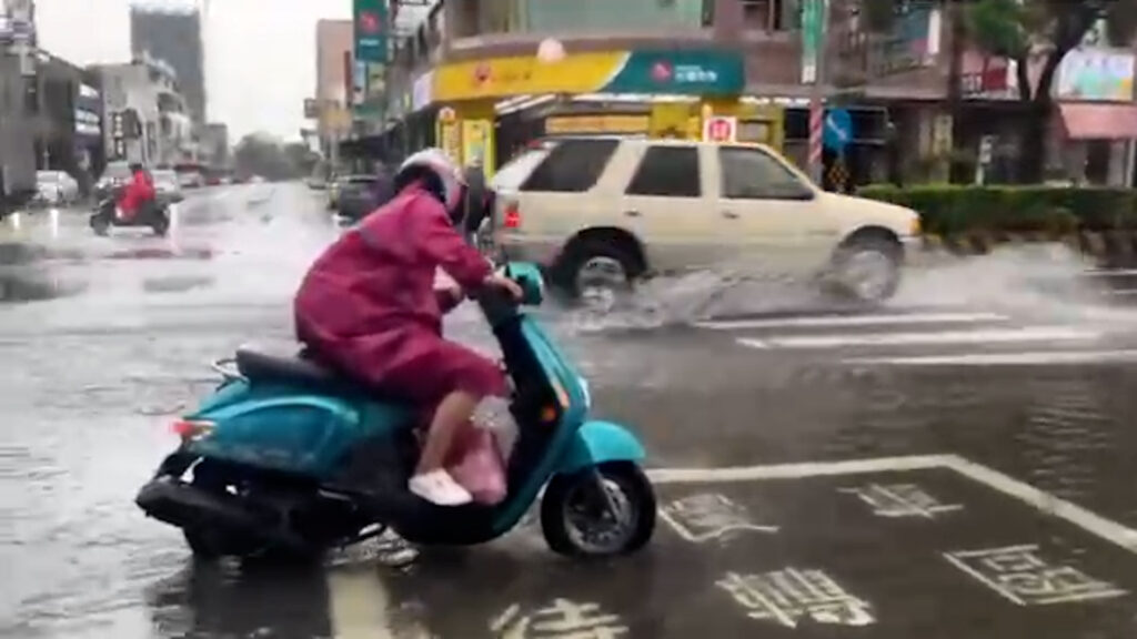 ▲台南永康永大夜市大雨來襲雨水無法及時排出（圖／記者王俊勝 翻攝）