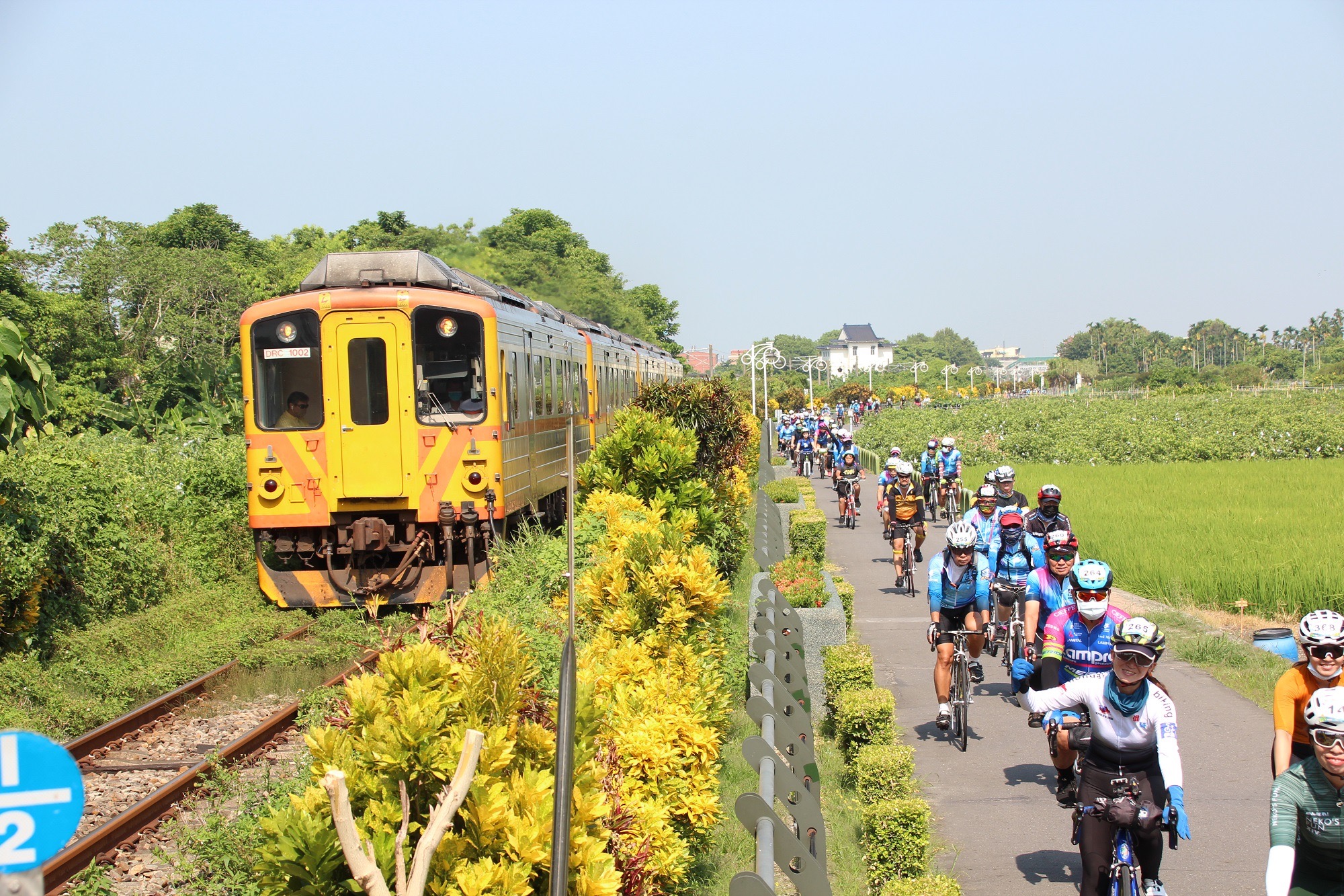 ▲「2024花現參山單車嘉年華」開始報名．車友們可騎行在壯闊的八堡圳及呼嘯而過的火車旁，體驗獨特的跑水、追火車風情。（參山處提供）