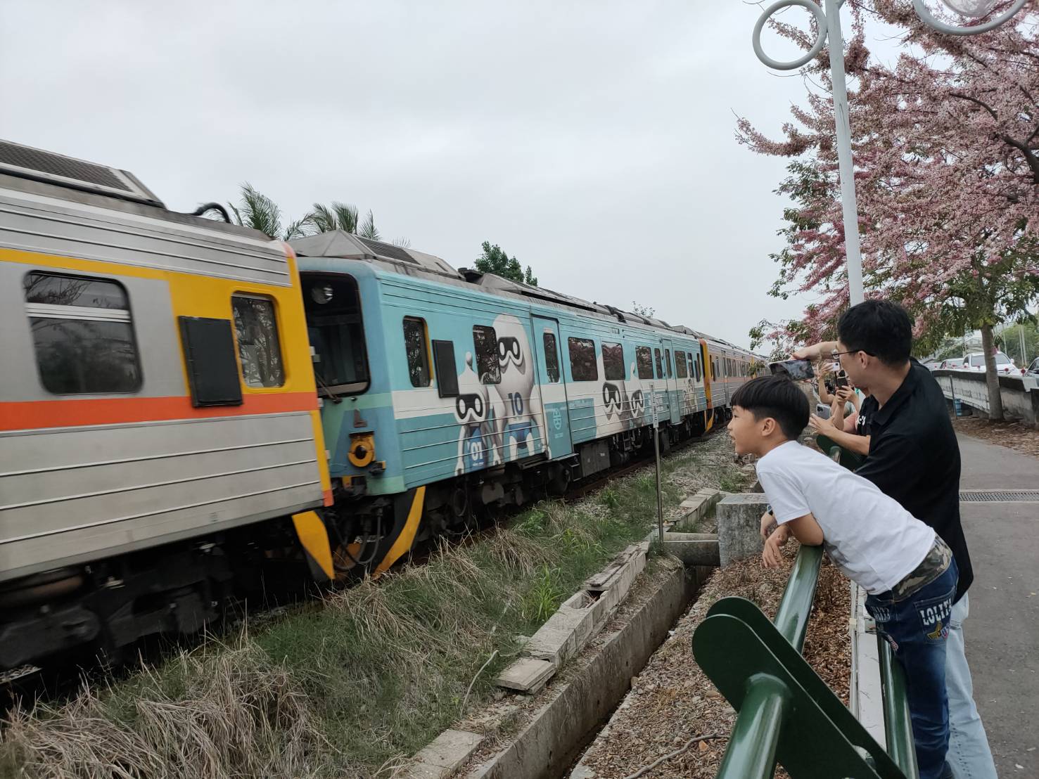 ▲「2024花現參山單車嘉年華」開始報名．車友們可騎行在壯闊的八堡圳及呼嘯而過的火車旁，體驗獨特的跑水、追火車風情。（參山處提供）