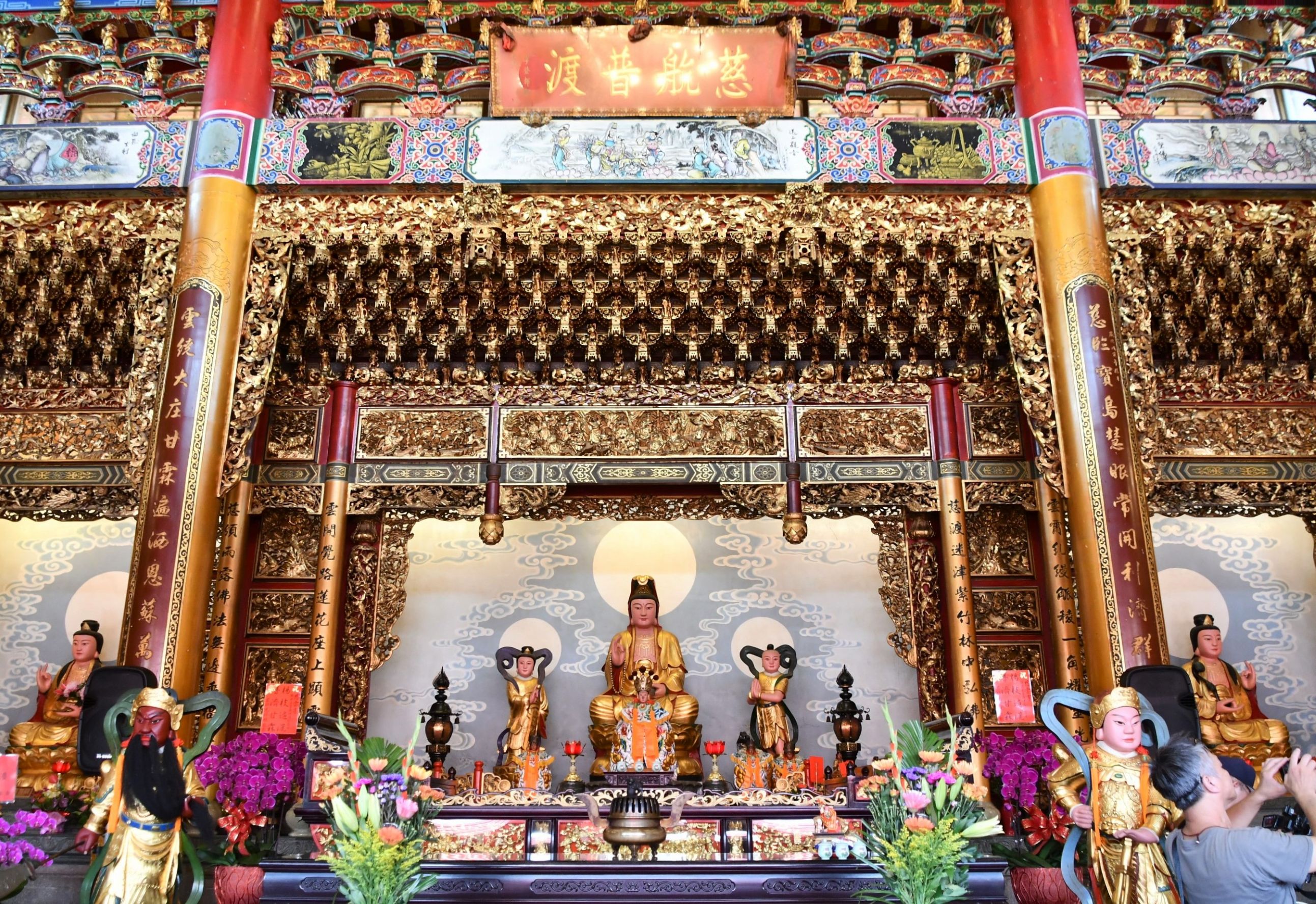 ▲總統賴清德到訪大村鄉慈雲寺，送上「澤霈萬方」牌匾並進行揭匾，祈求觀音菩薩讓台灣風調雨順、國泰民安。（記者張溎壕攝）
