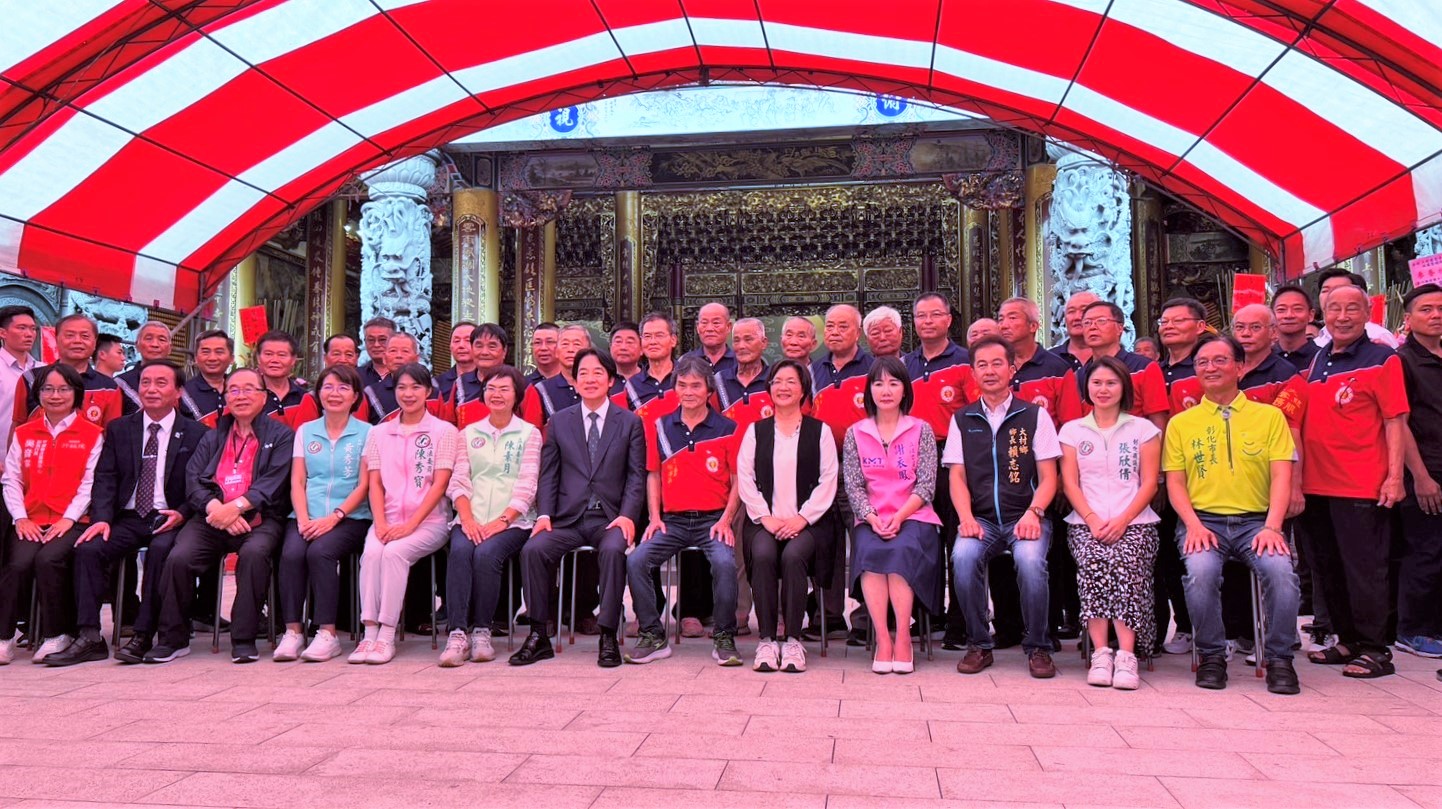 ▲總統賴清德到訪大村鄉慈雲寺，送上「澤霈萬方」牌匾並進行揭匾，祈求觀音菩薩讓台灣風調雨順、國泰民安。（記者張溎壕攝）
