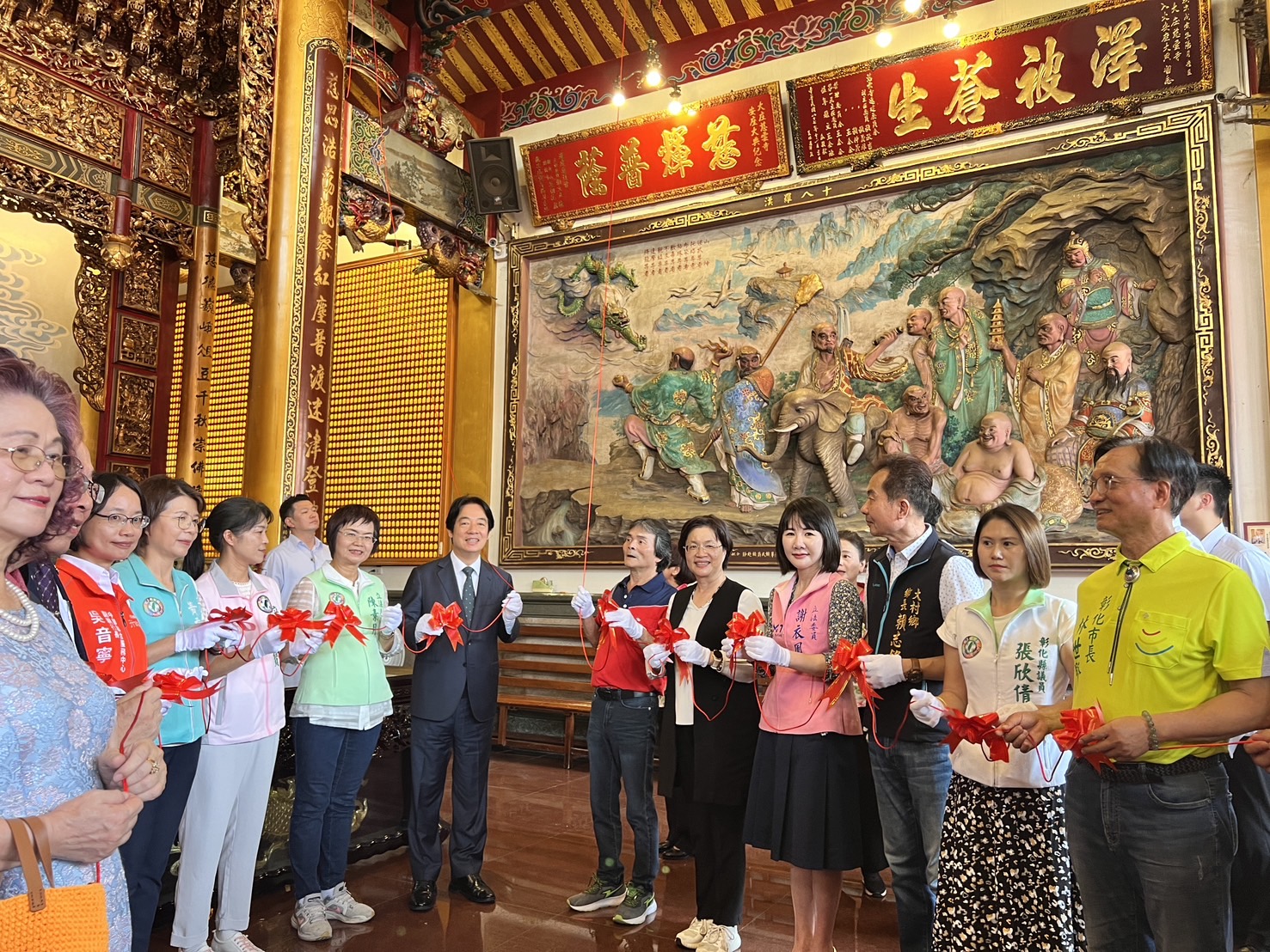 ▲總統賴清德到訪大村鄉慈雲寺，送上「澤霈萬方」牌匾並進行揭匾，祈求觀音菩薩讓台灣風調雨順、國泰民安。（記者張溎壕攝）