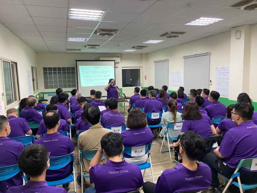 ▲全懋精機內部講師傳授工作態度。(中彰投分署提供)