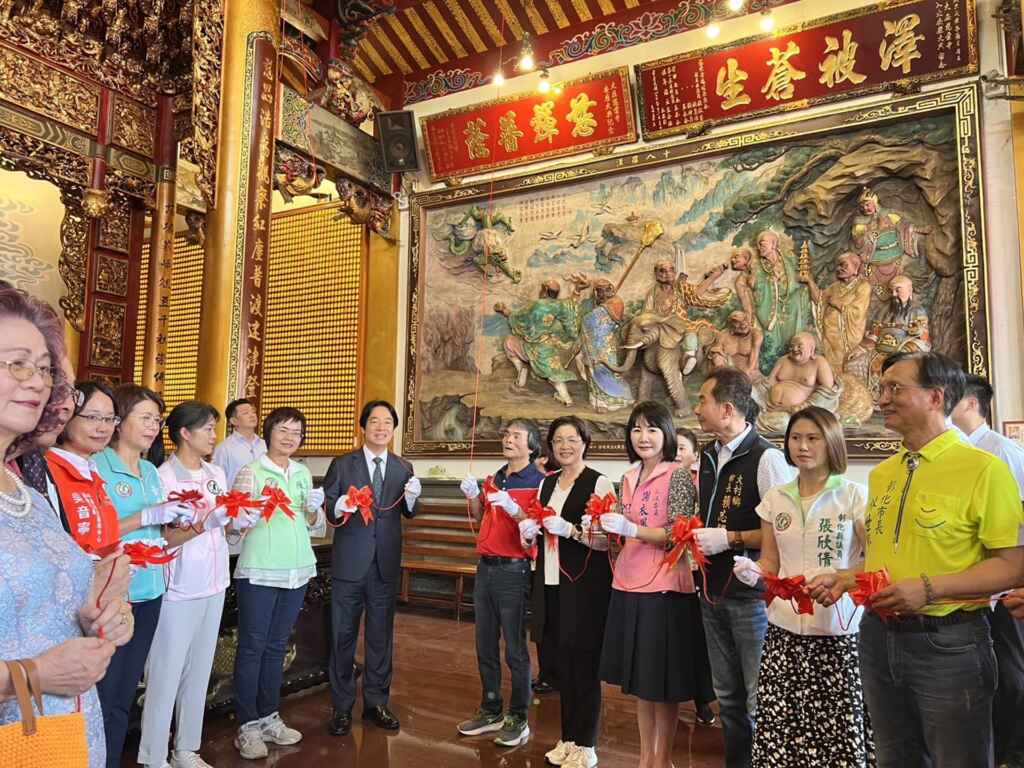 ▲總統賴清德今天上午到大庄慈雲寺參香祈福贈匾「澤霈萬方」揭牌。(彰化縣政府提供)