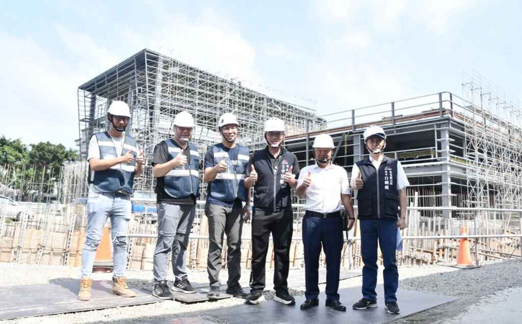 ▲運動局長李昱叡代表盧秀燕視察北屯國兒運工程進度。(記者廖妙茜翻攝)