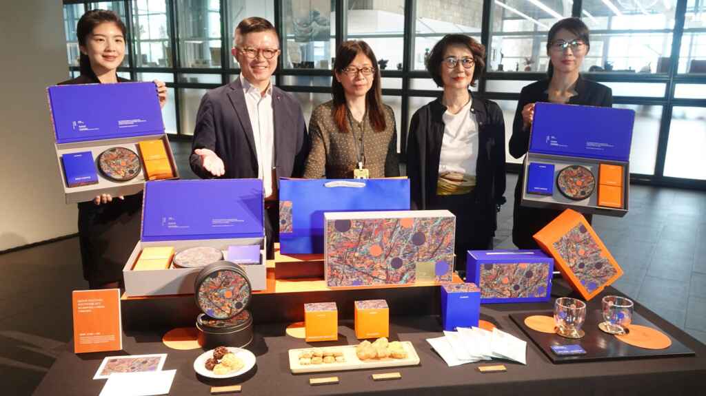 ▲國美館與台中大毅老爺行旅合作,推出了中秋禮盒「月圓」,這款禮盒以藝術家薛保瑕的抽象畫作〈非零點〉為靈感,作品中的圓點象徵溫暖的圓心,傳遞團圓美好的寓意。(記者林明佑攝)