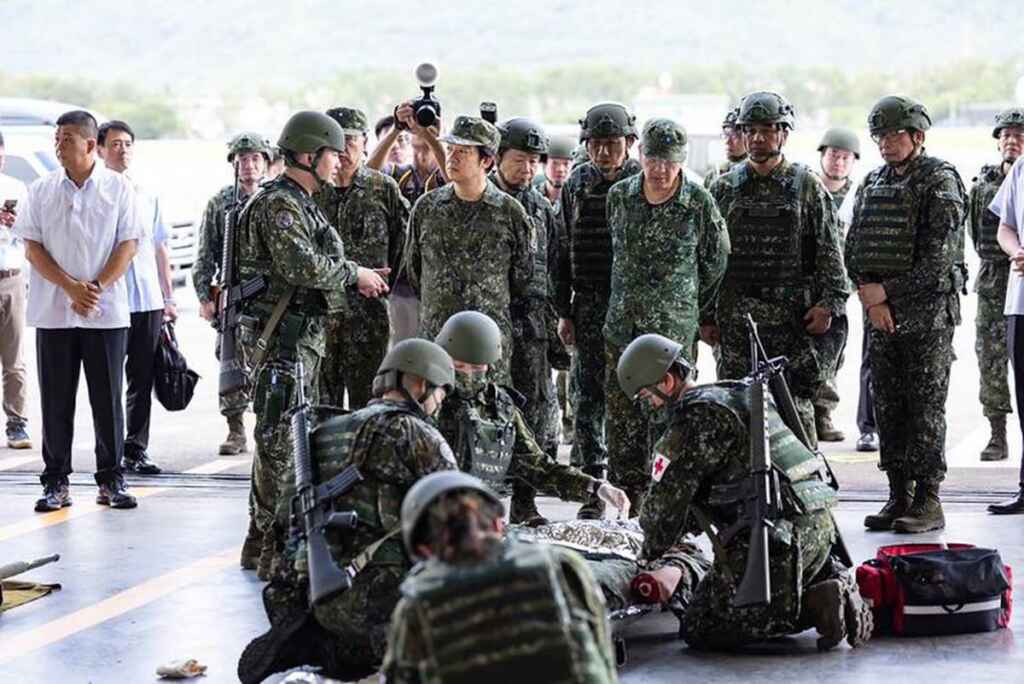 ▲賴清德總統親赴花蓮地區,視導空軍參演部隊的實兵演練狀況,為國軍加油打氣。(總統府提供)