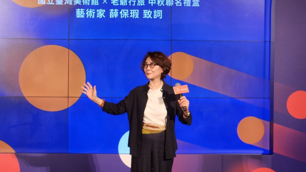 藝術家薛保瑕說明其油畫〈非零點〉創作時的藝術思維與探討。（圖/陳惠玲攝影）