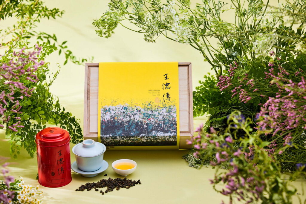 「日晏茶禮」使用梧桐木盒精心打造,名家打造青潤青瓷蓋杯與梨山烏龍悠揚香氣相得益彰