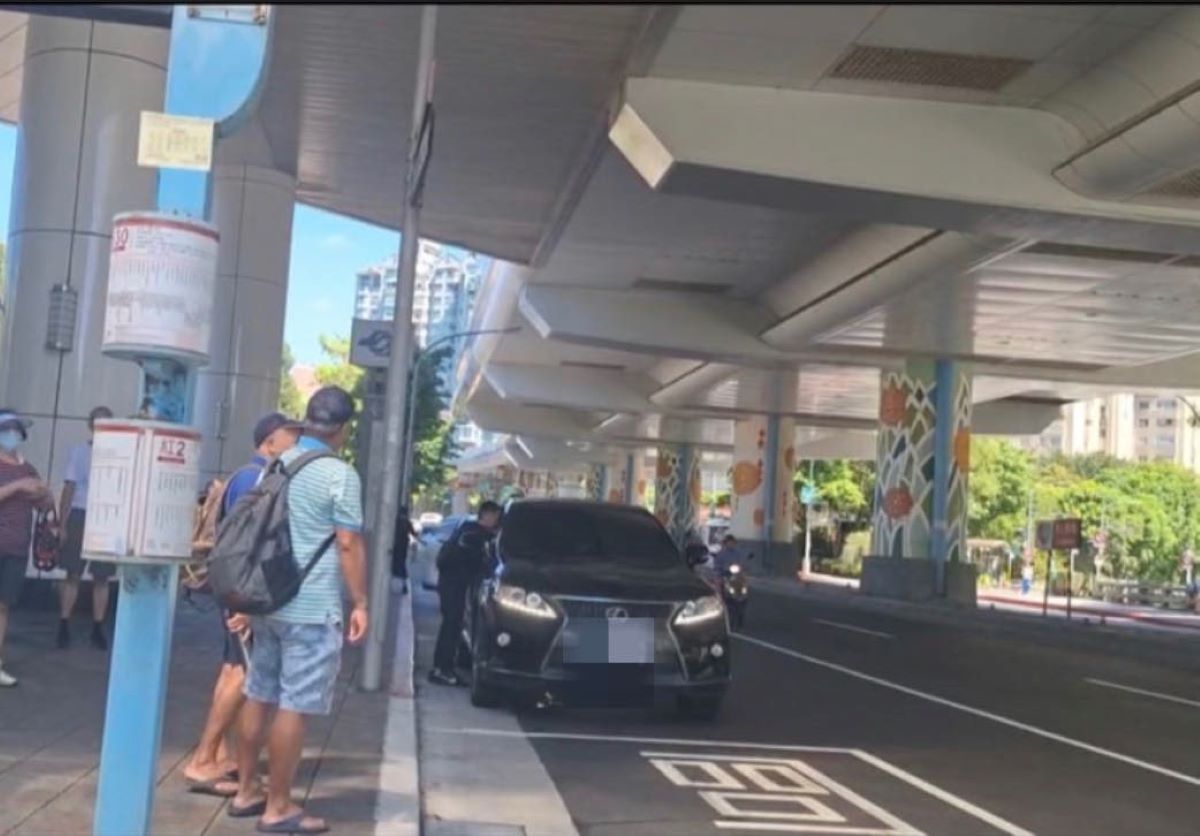 陳姓車手接近被害人車輛,進行詐騙面交。(記者薛秀蓮翻攝)