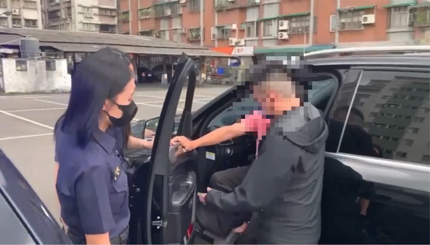 北投一名老翁意圖輕生,北投分局石牌派出所警員吳庭樺、實習生唐郁媜鍥而不舍、追查出老翁下落,阻止悲劇發生。(記者薛秀蓮翻攝)