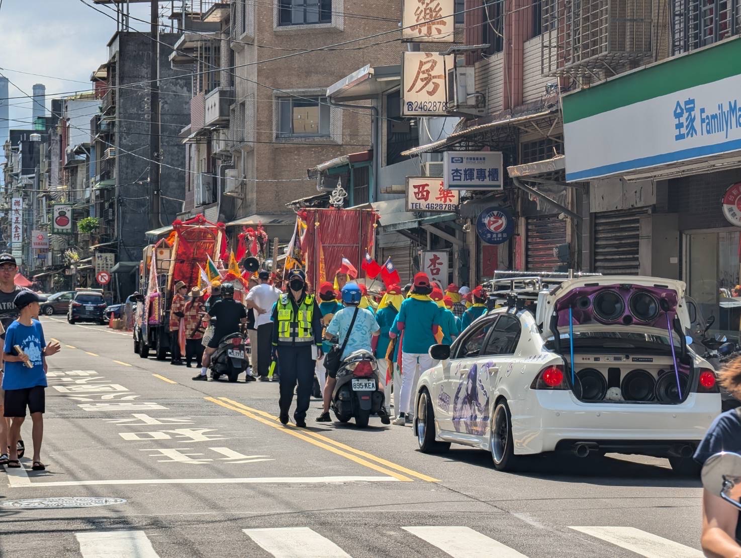警方於廟會活動現場協助交通指引,保障活動順利舉行。(記者薛秀蓮翻攝)