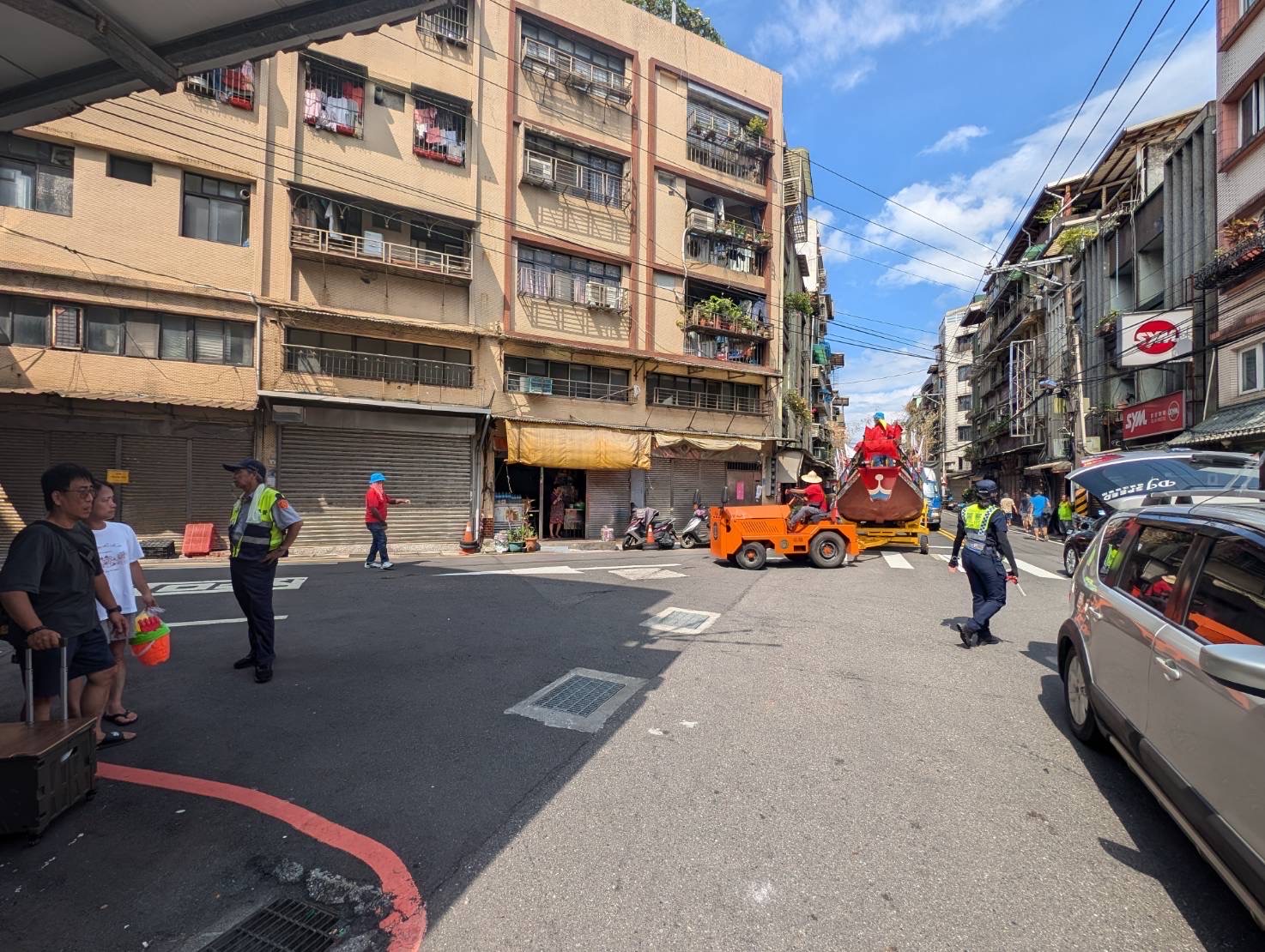 警方於廟會活動現場協助交通指引,保障活動順利舉行。(記者薛秀蓮翻攝)