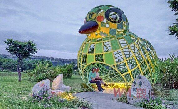 水湳展新顏！5米高五色鳥現蹤台中　文化局：中央公園公共藝術超吸睛