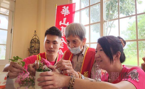 長輩體驗花藝 華山番路站浪漫慶祝建站12週年