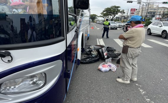 驚險車禍!女騎士遭公車、聯結車夾殺 機車稀爛人逃過死劫