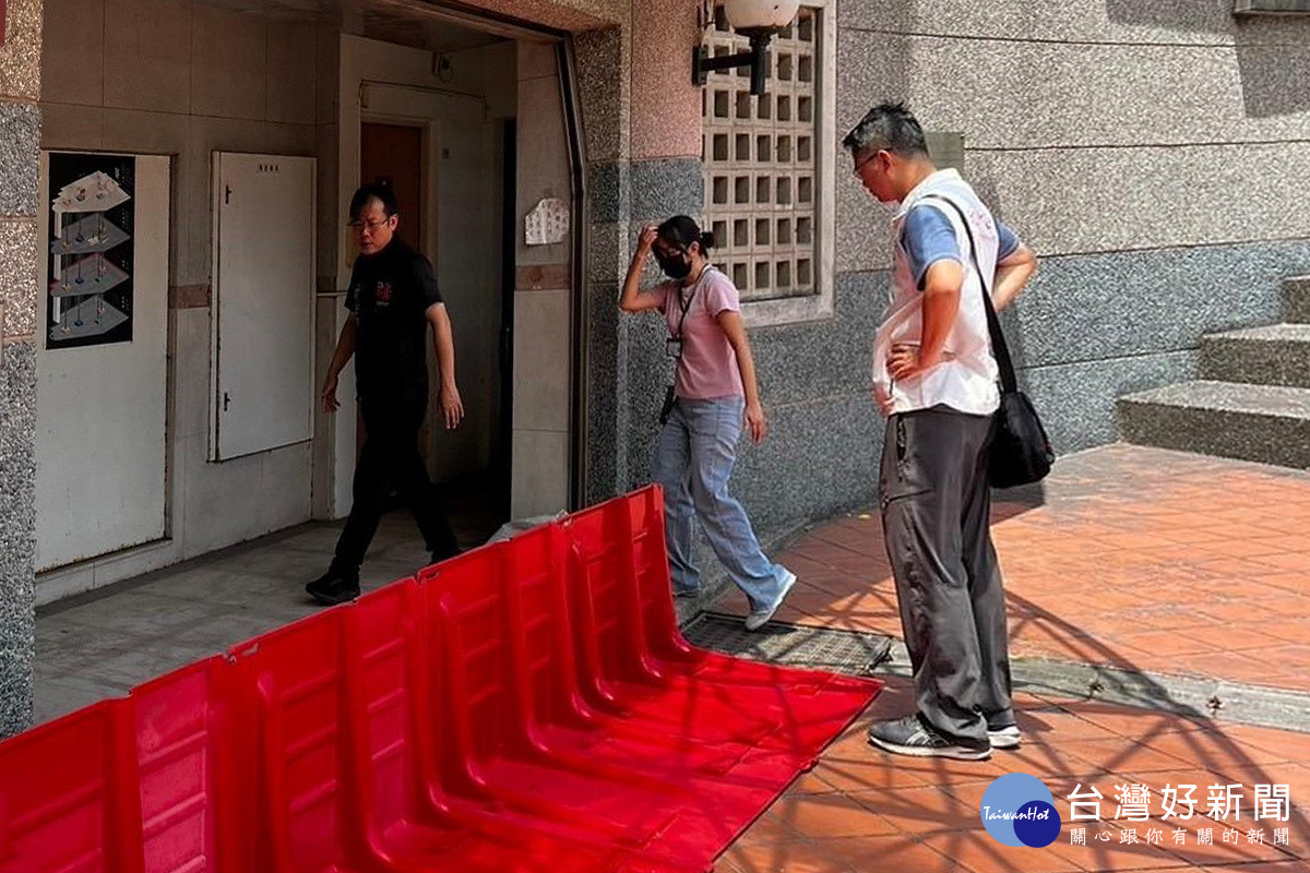蘆竹區長李岳壇視察婦幼館防水閘門設置情形。<br /><br /> 