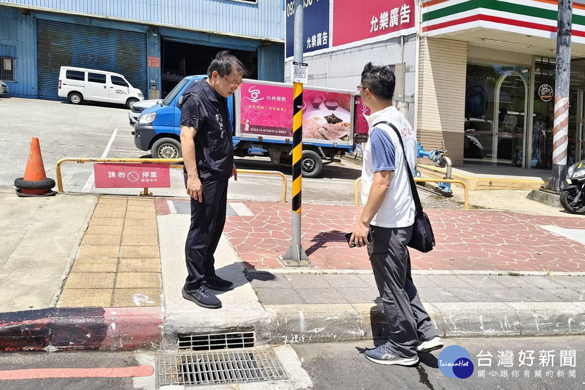 蘆竹區長李岳壇視察飛飛想社區前排水孔狀況。<br /><br /> 