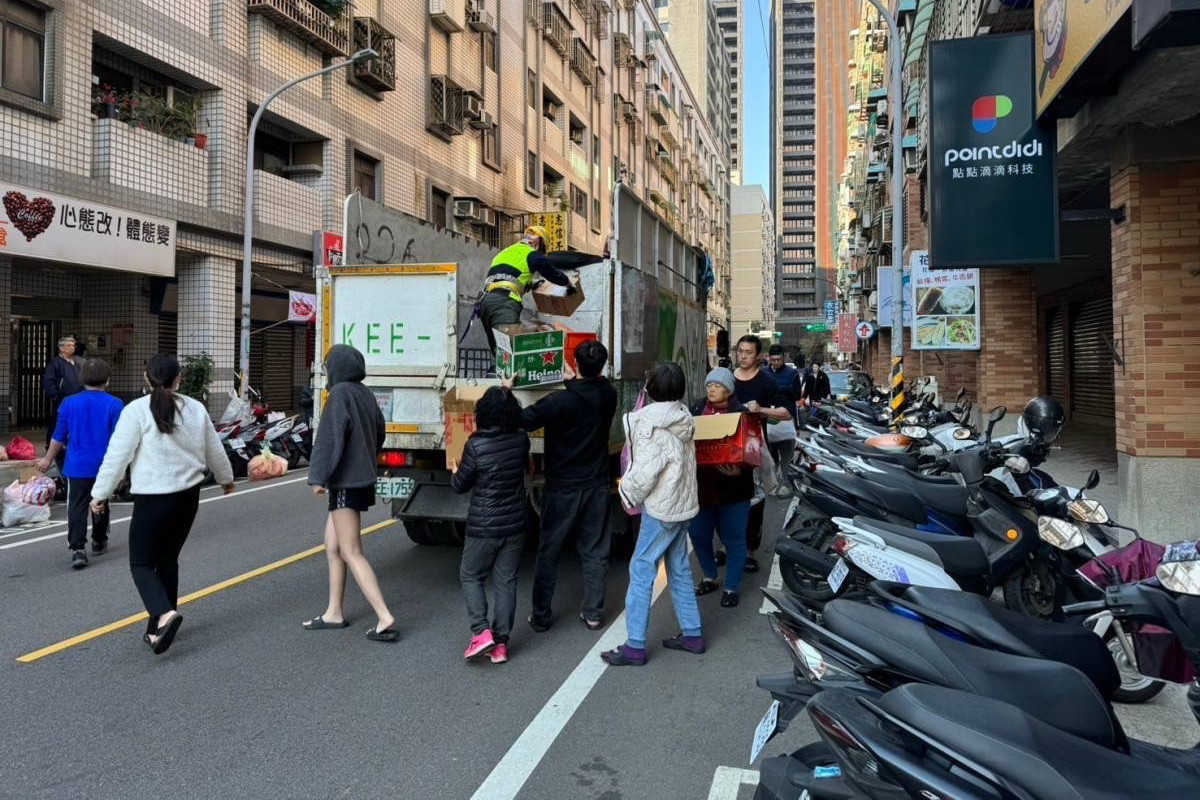 凱米颱風過境,桃園市清潔隊25日恢復夜間正常清運垃圾。<br /><br />