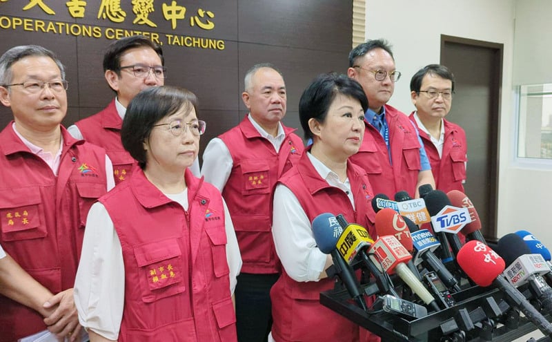 台中市長盧秀燕(前左2)赴美訪問落地後,因颱風凱米來襲,24日折返回台坐鎮。 中央社