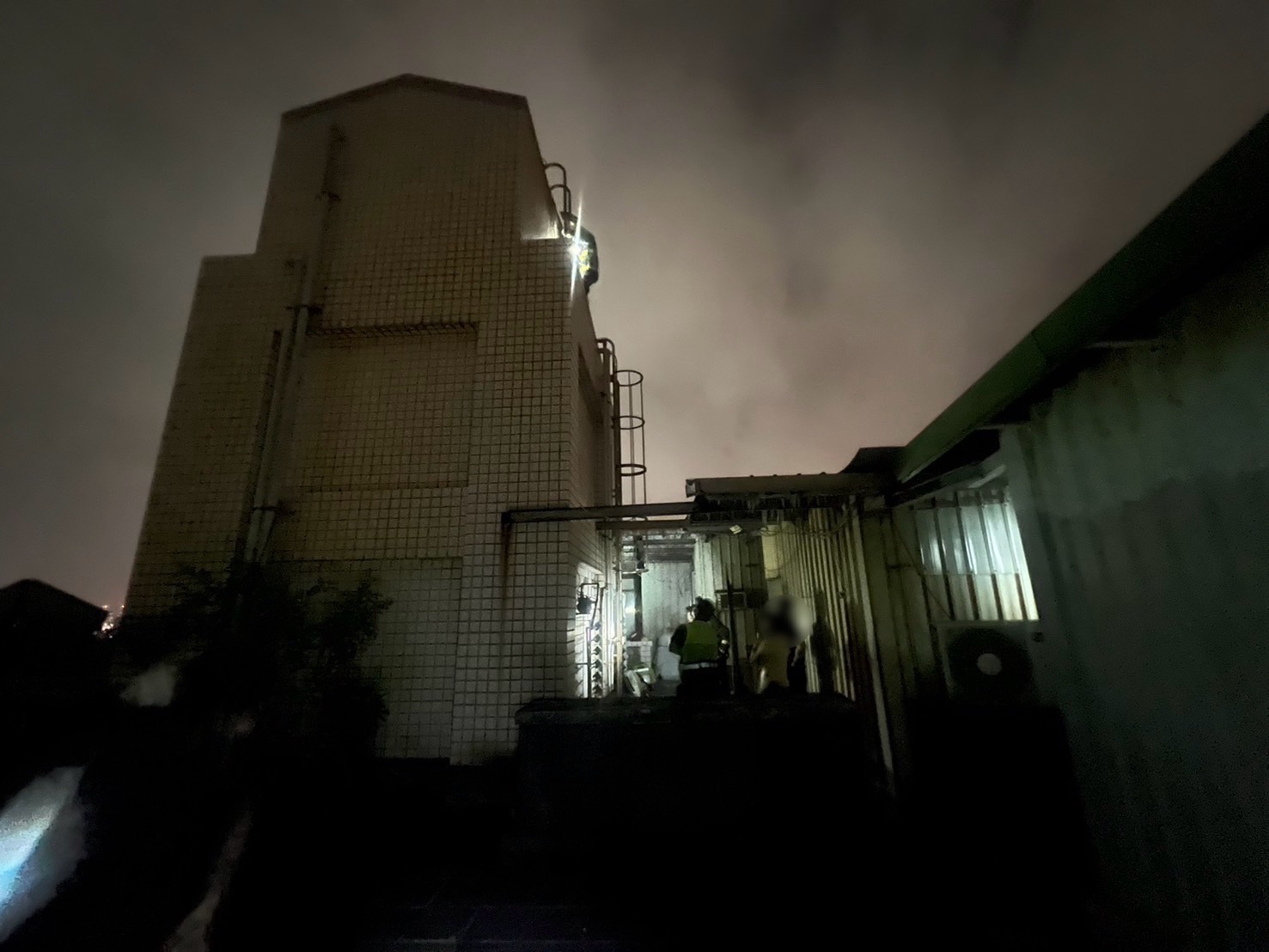 ▲新北市新莊區1處社區，昨（23）日驚傳有住戶查看社區水塔時疑因觸電身亡。（翻攝畫面）