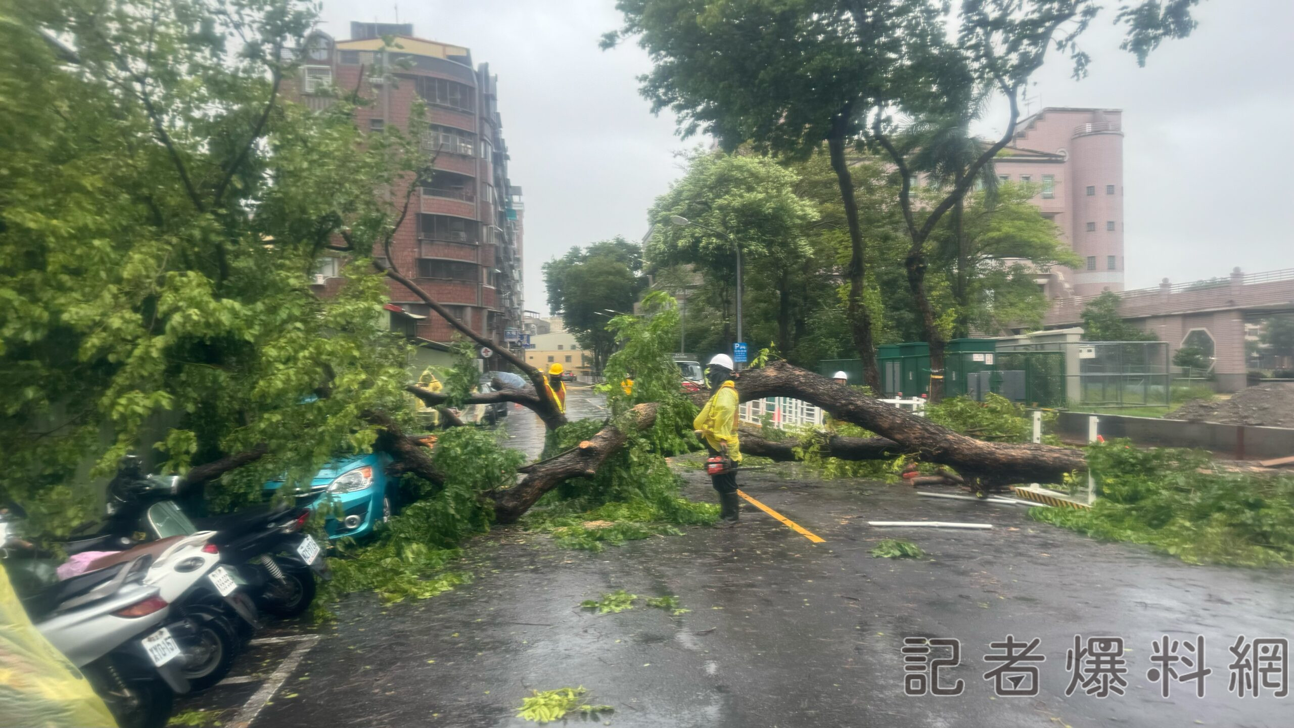 ▲高雄今(24)日受颱風影響,災情不斷傳出,各百貨緊急宣布提前閉館。(圖/記者金東天攝)