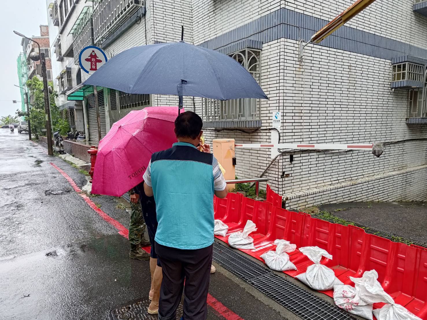 ▲防範凱米大雨,南市沙包防水擋板 預防性疏散撤離嚴陣以待。(圖/記者陳彥霖翻攝)