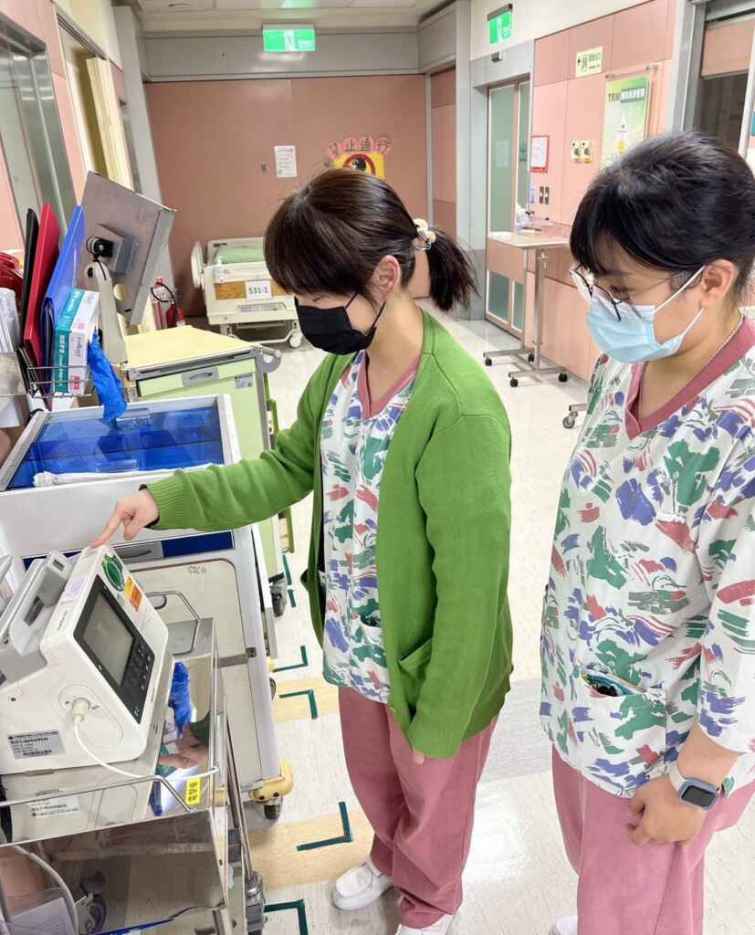 ▲蔡同學在督導指導下學習使用急救心臟電擊器。（中彰投分署提供）