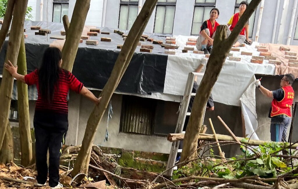 華山義工加強馮奶奶家中屋頂,減少漏水