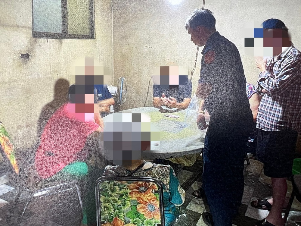 防颱宣導撞見聚賭 警巡官社區活逮11四色牌賭客 211 cnews204240724a04