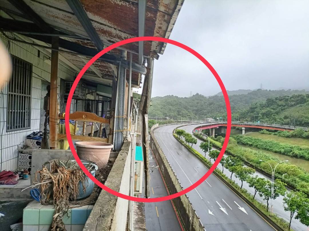 民宅鐵皮屋簷遭強風吹落搖搖欲墜。(記者薛秀蓮翻攝)