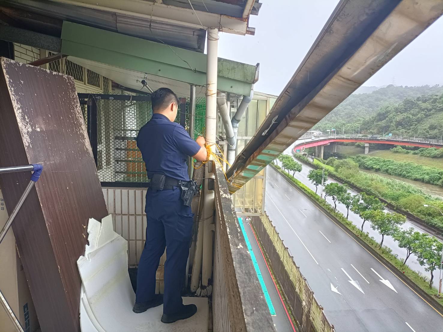 員警協助先行捆綁固定實施交管,通報拆除。(記者薛秀蓮翻攝)