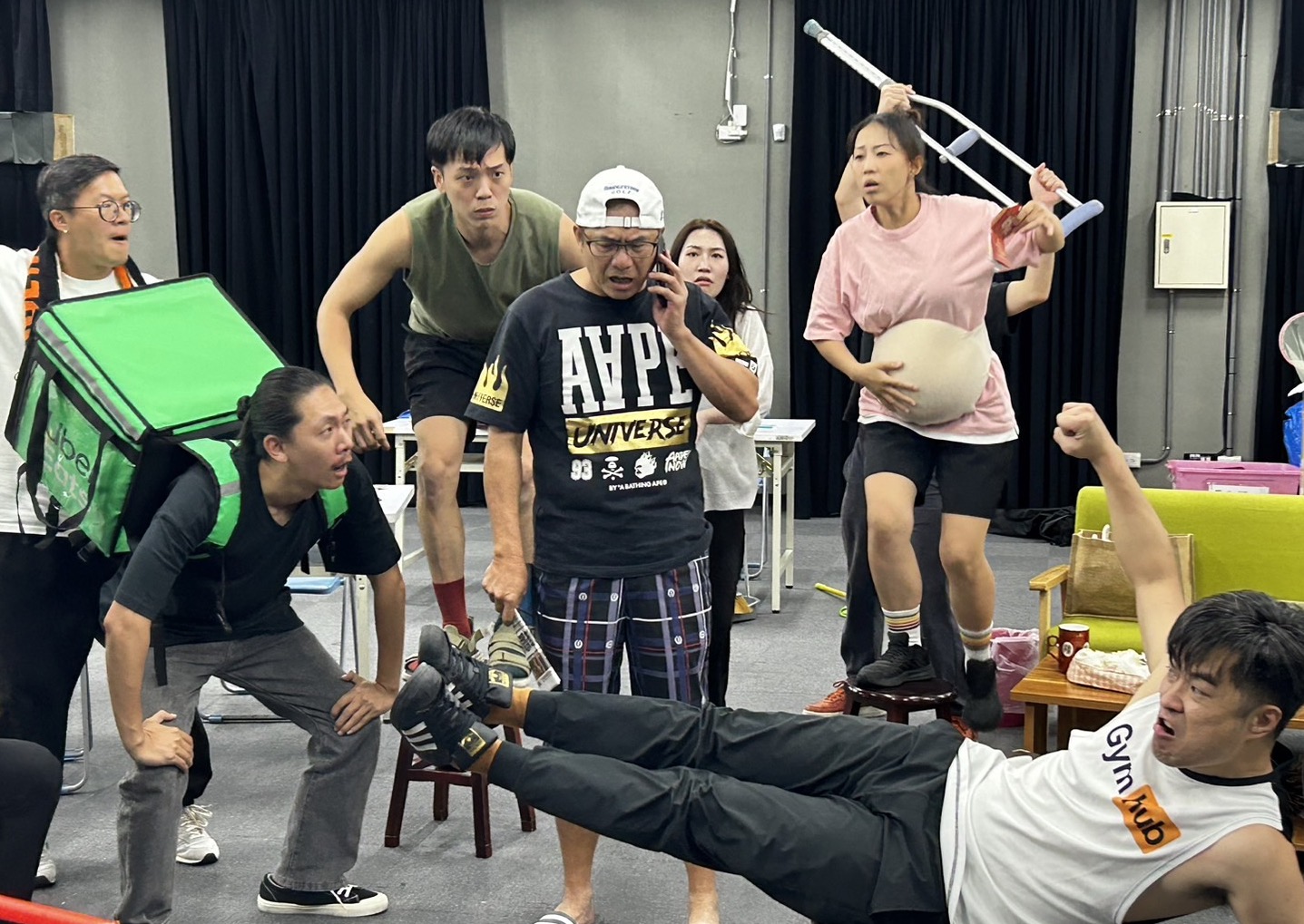 《人間條件一》排練現場,洪都拉斯(中)挑大樑飾演靈魂角色「里長伯」,周圍里民演員左起張孟豪、周聖博、吳驊恩、洪懿彤、田瑄瑄、廖邱堃。圖/綠光劇團提供