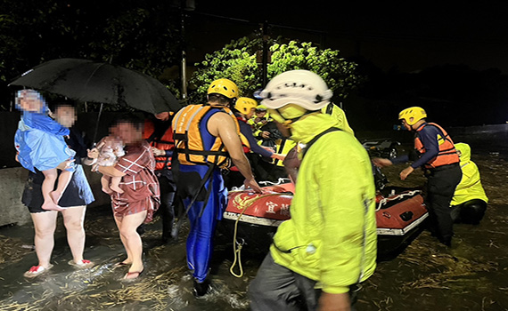 三星鄉清洲二路積水深及腰 宜縣消防局撤離受困行動不便民眾