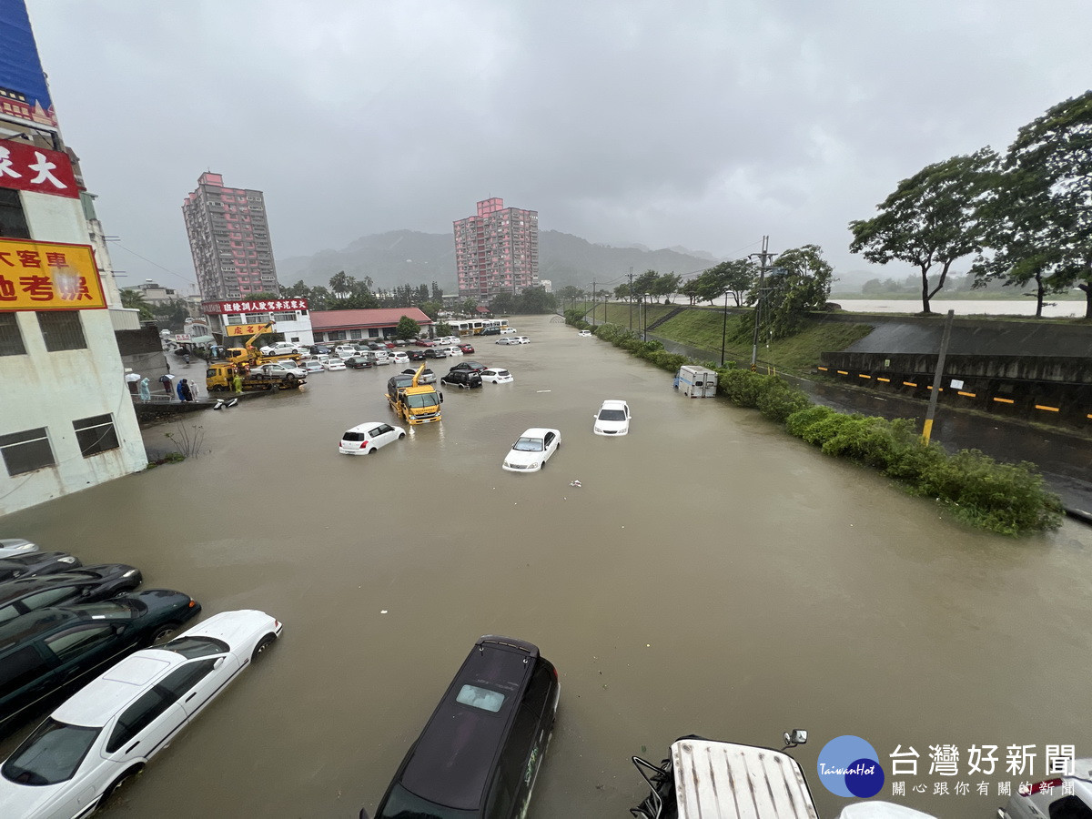 南投市軍功橋下附近一帶都淹水車輛泡在水中。（市公所提供）