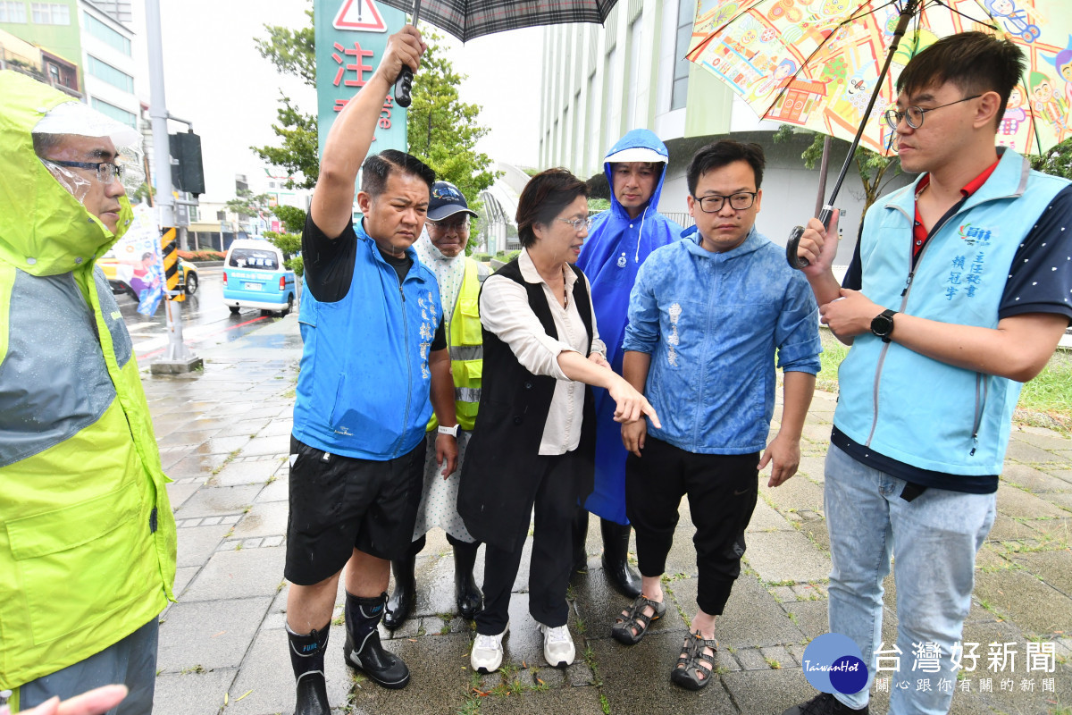 颱風來襲龍燈公園滯洪池發揮效用，視察員基醫院周邊排水情形。圖／彰化縣政府提供   　　