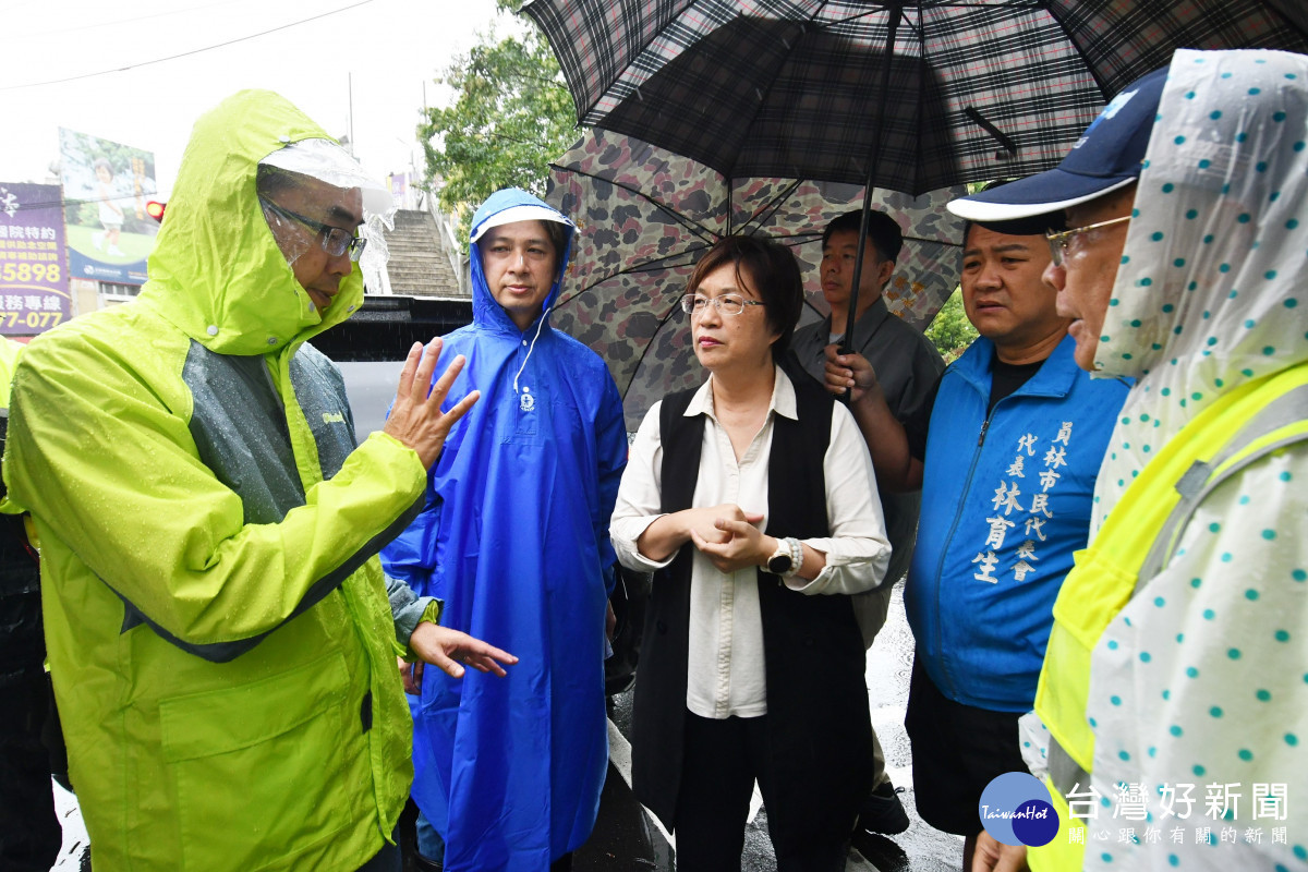 颱風來襲龍燈公園滯洪池發揮效用,視察員基醫院周邊排水情形。圖/彰化縣政府提供