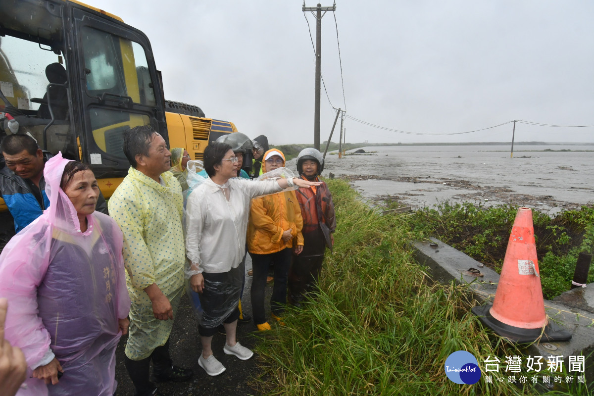 縣長王惠美視察大城鄉颱風天淹水，勸離安置危險地區村民。圖／彰化縣政府提供