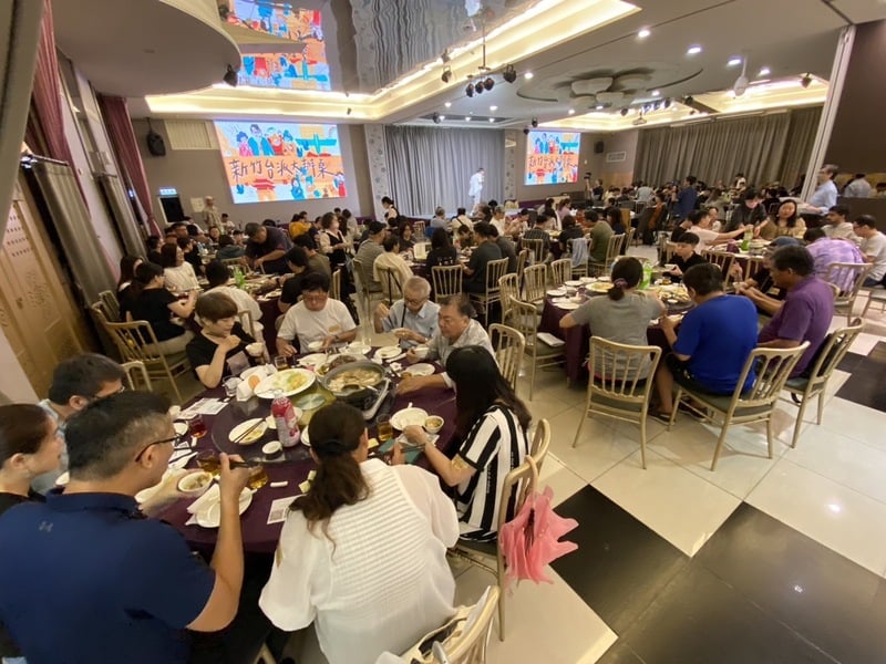 新竹市青鳥行動參與者響應舉辦的「新竹台派大辦桌」公民開講活動24日晚間照常登場,參與者無懼風雨踴躍出席。中央社