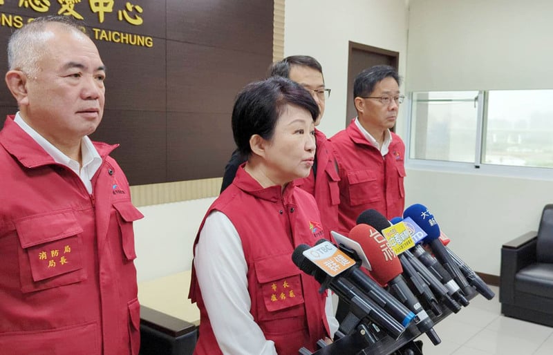 市長盧秀燕(前中)25日表示,防颱應變會議有規定服裝,與一般會議不同。中央社