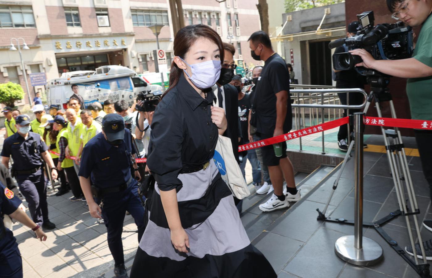 高虹安涉詐領助理費案,台北地院26日上午11點宣判。圖為她4月出庭應訊資料照片/林啟弘攝