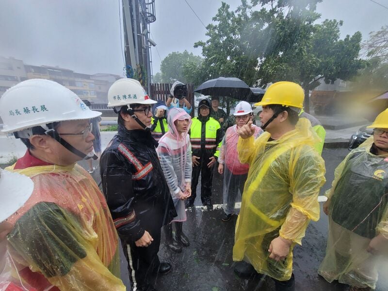 高雄山區累積雨量破千毫米,旗山溪滿水位、美濃湖溢堤,市長陳其邁(左2)、民進黨立委邱議瑩(左3)等人25日前往美濃勘災。中央社