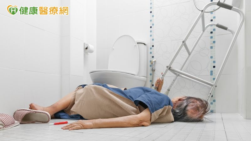 她跌倒才發現竟已嚴重骨鬆! 醫曝「身體警訊」別不以為意:常腰痠背痛當心