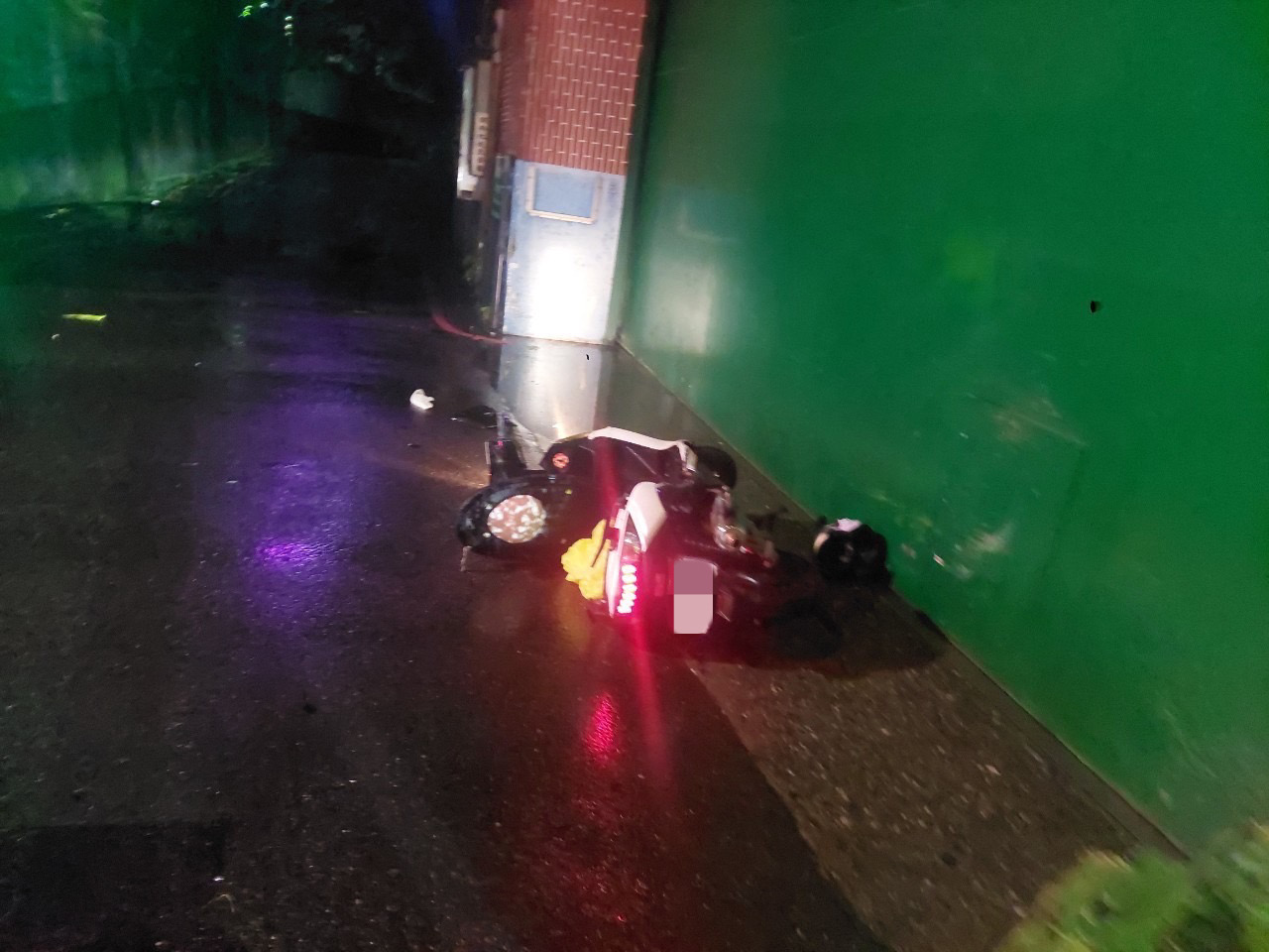 ▲范姓騎士疑因天色昏暗未注意到水門已關閉，騎乘機車直直撞上。（翻攝畫面）