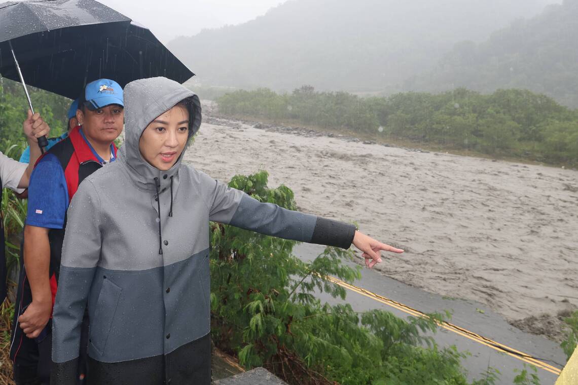 不畏凱米強颱風狂雨驟 許淑華縣長信義水里投市勘災