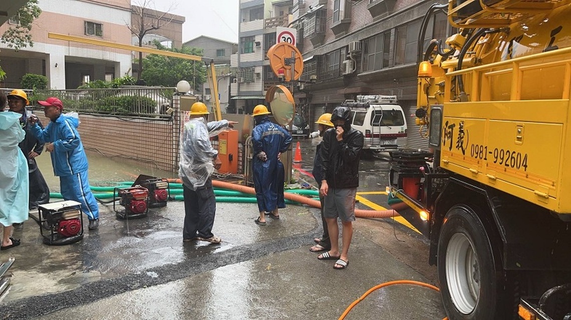 高雄地區時雨量破百！市區多處淹水 電力搶修被迫放緩